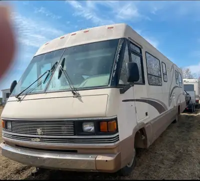 Please Read Updated with photos Project 1989 34 foot winnebago with only 65,000kms runs and drives g...