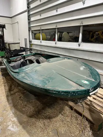 A fibreglass project boat that I’ve lost time for and needs to go , comes with 2 seats and a gas can...