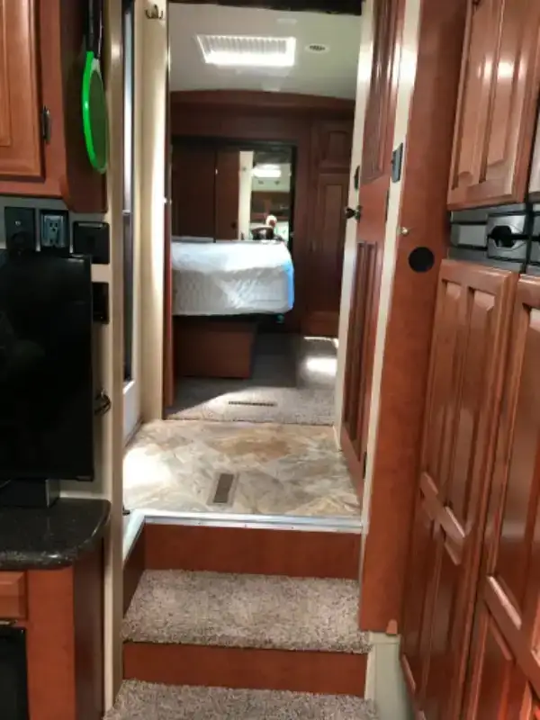 Artic Fox 5th wheel RV in Travel Trailers & Campers in Comox / Courtenay / Cumberland - Image 8