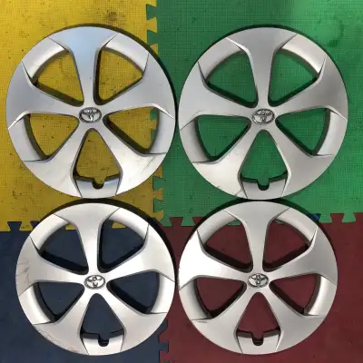 Enjoliveurs d’origine Toyota Prius 3e Gen 2010 a 2015 OEM Hubcaps À venir récupérer à Verdun H4G2T7...