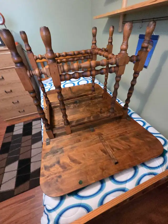 vintage/antique gate leg table able in Dining Tables & Sets in Brockville - Image 3