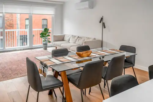 ** Disponible à partir du 1er juillet! ** Bel appartement à deux chambres fermées avec salon très en...
