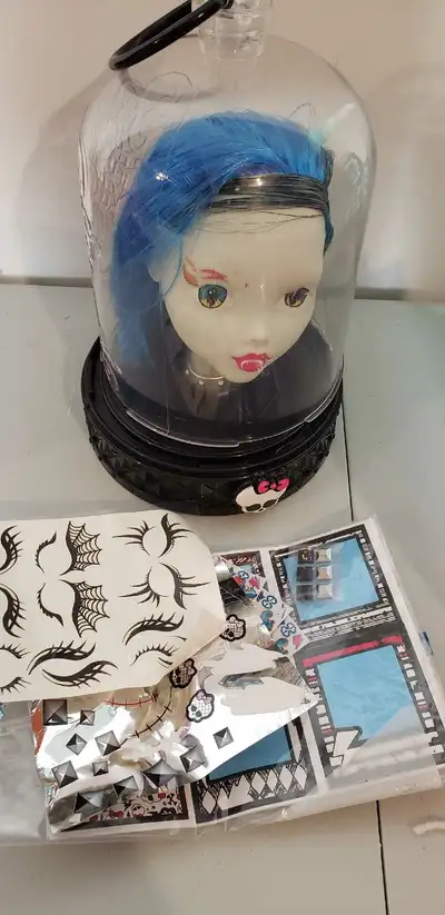 This is a used Monster High Ghoul Glam Styling Head, perfect for young fans! This styling head comes...