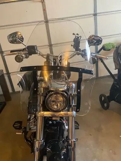 Harley Davidson Windshield - The biggest (widest) available from Harley. - Quick release clamps. - F...