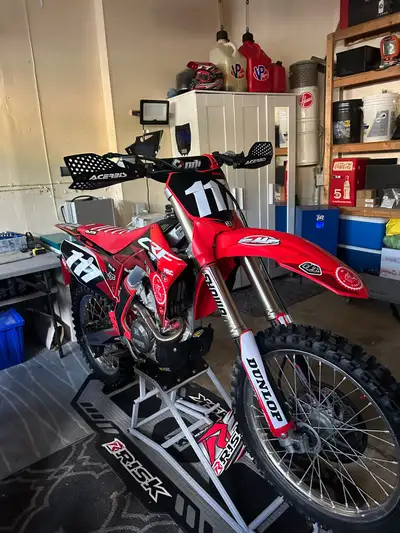 2018 CRF250R Showroom condition Bikes brand new. Cleanest 2018 - Barely ridden 14.9 Hours. Full Yosh...