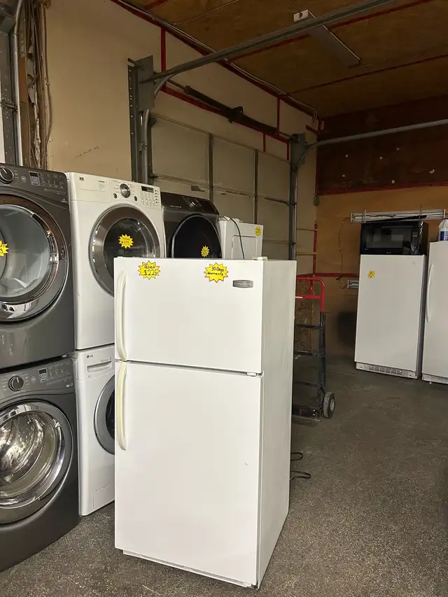 Frigidaire fridge works great no issues 30 days warranty. in Refrigerators in Kitchener / Waterloo - Image 4