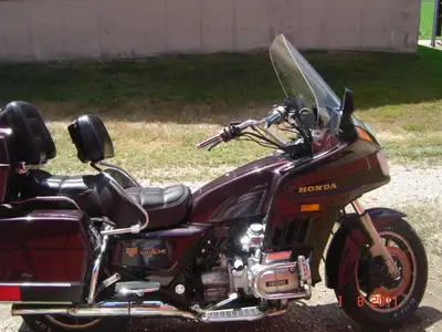 1986 Honda Gold Wing for sale. always stored inside, 40127 original kms, New tires, new battery, new...