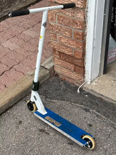 Kick scooter with street deck, good for skate parks
