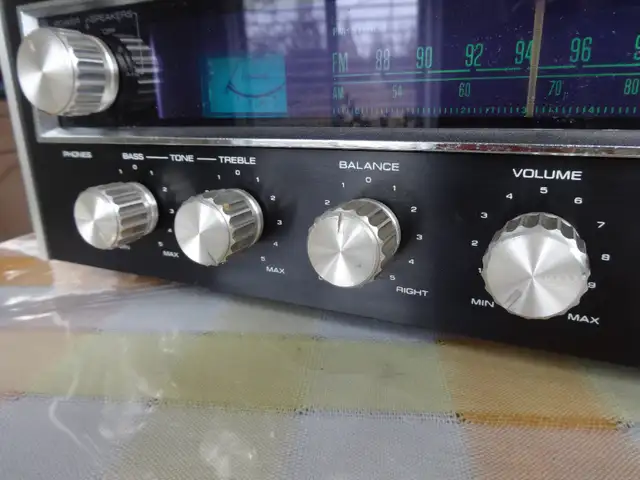 Toshiba SA-300 AM/FM Vintage(1974) Stereo Receiver for sale in Stereo Systems & Home Theatre in Markham / York Region - Image 5