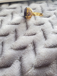 18kt gold purple stone ring