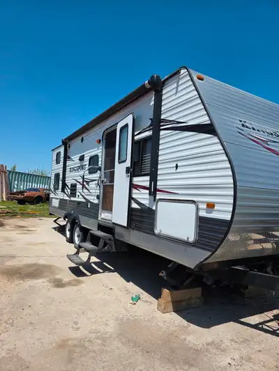 26 ft 2014 Kingsport. One owner. Sleeps 8. We'll maintained. Everything works. 1 slide out. Power aw...