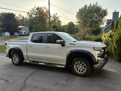 Excellent condition 180,000km very well equipped c/w side step, tonneau cover, fog lights, backup ca...