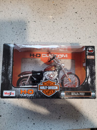 HARLEY DAVIDSON 2012 XL 1200V 72 COLLECTOR BIKE 1:12 die cast