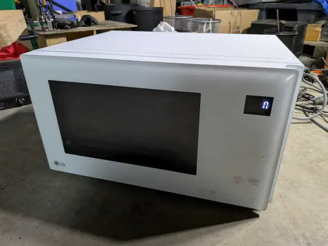 LG microwave in Microwaves & Cookers in Markham / York Region - Image 2