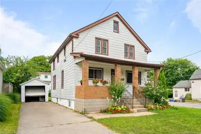 Main Floor Unit for Rent – 2 Bed, 1.5 Bath This bright and spacious main floor unit features 2 bedro...