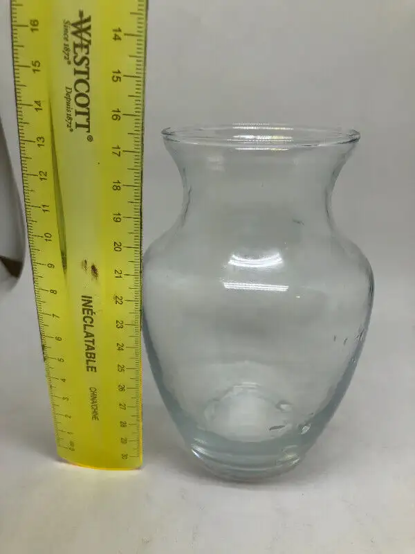 Glass vase - 6 inch tall X 4 inch wide in Home Décor & Accents in Calgary - Image 2