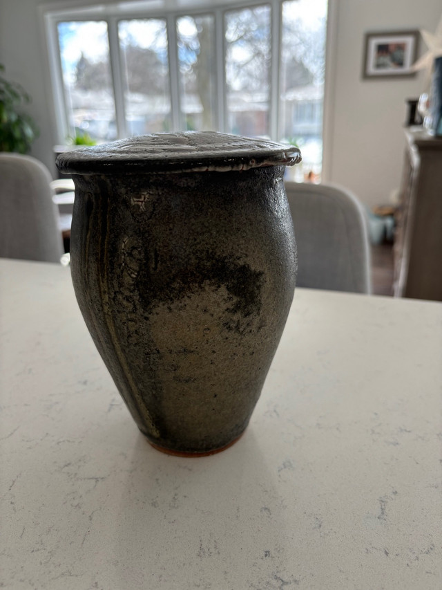 Pottery urn in Home Décor & Accents in Markham / York Region - Image 4
