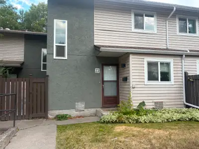 Located in a great central area of Vernon in a well-cared-for strata. 3 beds/1.5 bath with in-suite...