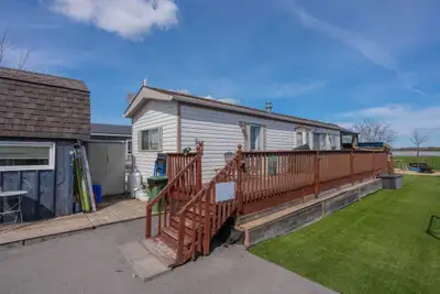 ️ **2015 44’ Quailridge Trailer – Waterfront Lot in Port Maitland, Ontario – \$95,000** ️ with possi...