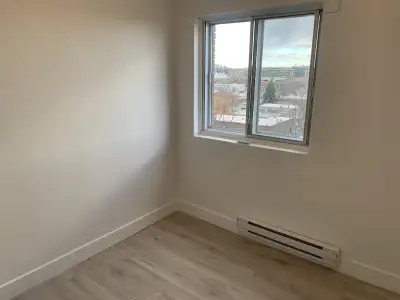 APPARTEMENT RÉNOVÉ – INTERNET INCLUS – MÉTRO – BALCON – ÉLECTROS ✨ Appartement complètement rénové,...