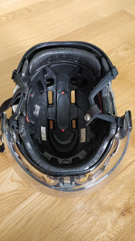 Bauer Men's XL Hockey Helmet with Visor *Price Negotiable* in Hockey in Nanaimo - Image 4