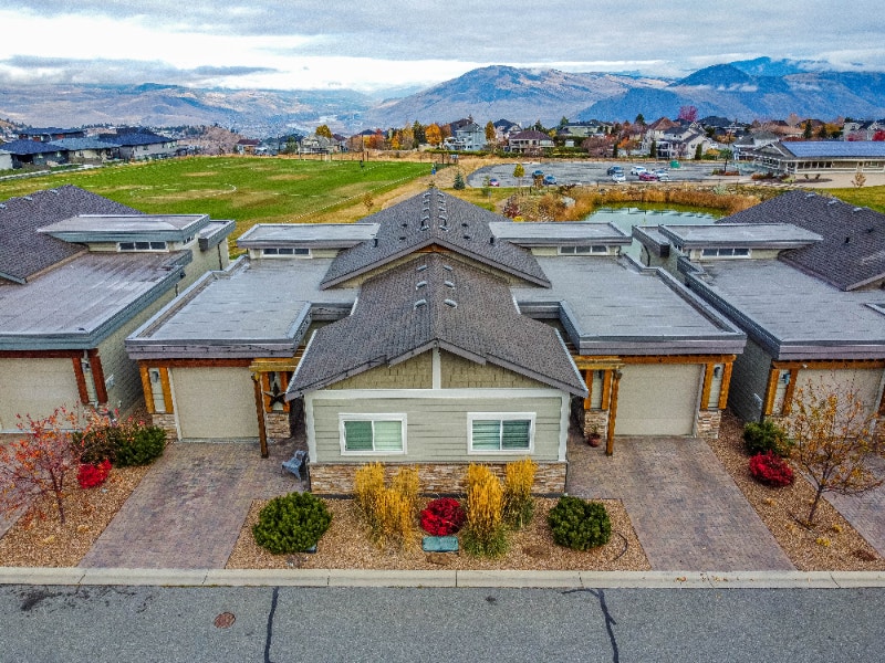 Beautifully Appointed Half Duplex! 42200 Linfield Drive Houses for