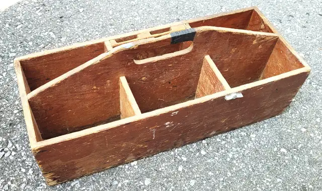 Vintage Wooden Carpenter's Toolbox / Tote in Tool Storage & Benches in Oshawa / Durham Region - Image 3
