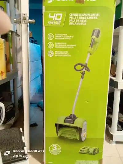NEUVE..... NEUVE…. GREENWORKS 40v Pelle à neige. 12 po sans fil 40v. Inclus batterie 40v 4Ah et char...