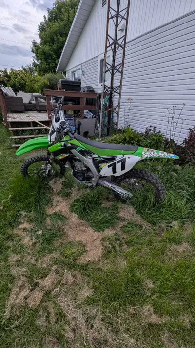 Je mes a Vandre mon motocross kx 450 2012 4000$ négociable ou échange contre un vtt sport manuel ou...