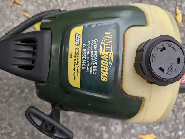 Yardworks Gas Trimmer in Lawnmowers & Leaf Blowers in Oshawa / Durham Region - Image 4