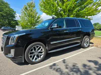 This 2017 Cadillac Escalade ESV Luxury AWD is a premium full-size SUV featuring a striking black ext...