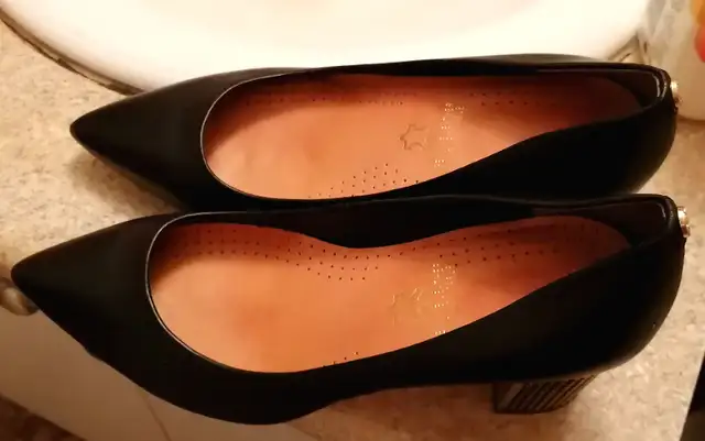 GUESS GENUINE LEATHER LADY SHOES SIZE 9 1/2 in Women's - Shoes in Mississauga / Peel Region - Image 3