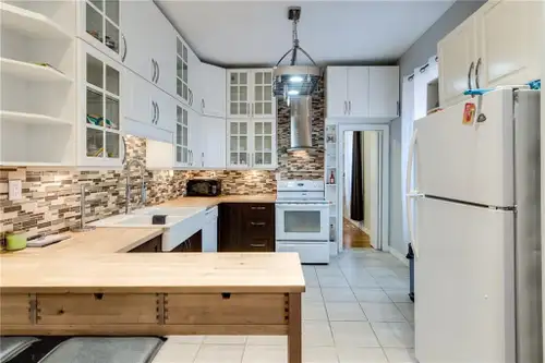 Fantastically maintained duplex nestled just below the beautiful mountain escarpment trail. This spa...