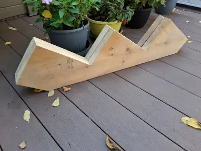 Deux limons en bois traité pour l’escalier à trois marches, View more