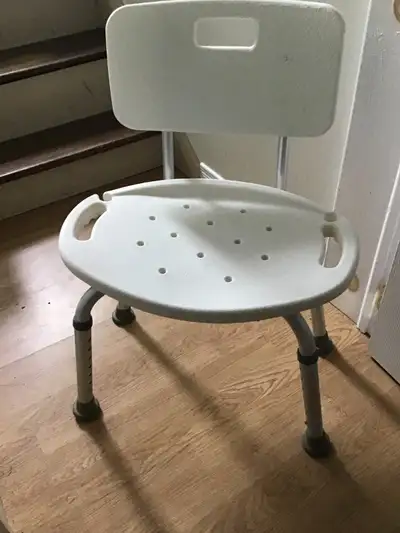 CHAISE DE DOUCHE OU DE BAIN...... permet de se laver dans une baignoire ou une cabine de douche en t...