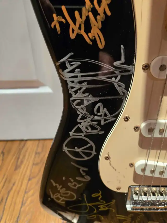 SQUIRE STRATOCASTER ELECTRIC GUITAR Fender Signed in Guitars in Ottawa - Image 4