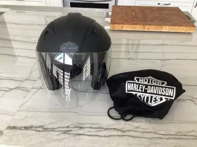 Casque noir mat Harley Davidson presque neuf de grandeur XL