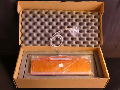 Clavier Apple M2452 de couleur Tangerine. 100% NEUF. (RARE), View more