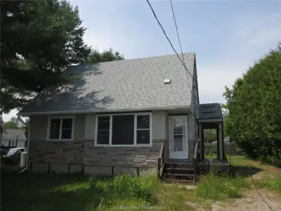 SPANISH: upgraded 4 Bedroom detached home close to hwy