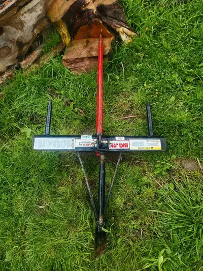 Tractor bucket bale spear for sale. In great condition. Located in Blockhouse