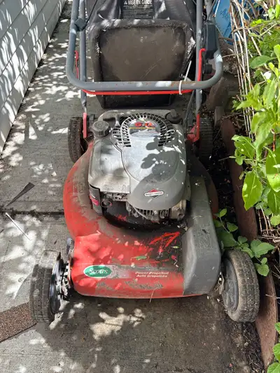 This pre-owned Scotts power-propelled lawn mower features a reliable 6.0 HP Briggs & Stratton engine...