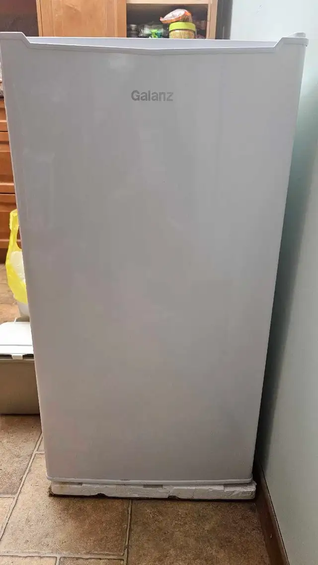 Compact Refrigerator in Refrigerators in Kitchener / Waterloo - Image 2