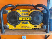 DeWALT heavy duty worksite AM/FM radio 