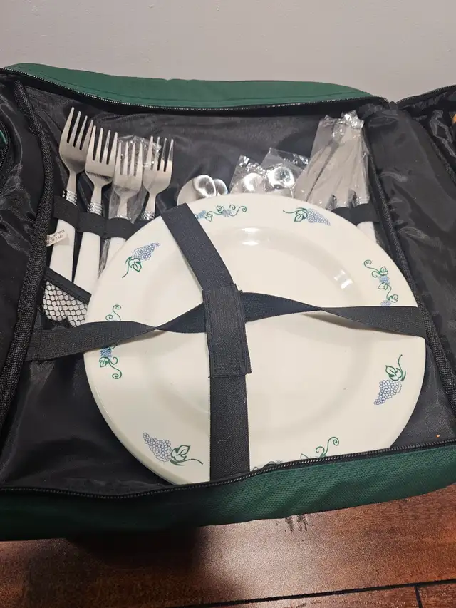 Green Picnic Backpack Set with Tableware and Accessories404645181989867521