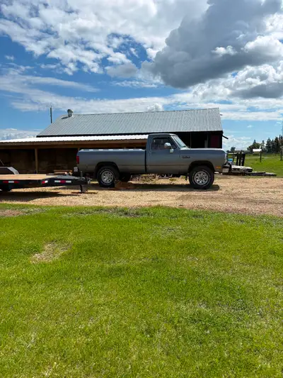 1991 Dodge Cummins 4x4 regular cab, 128,500km. No rust , power steering, window cranks, box liner, n...