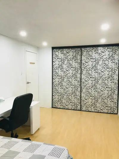 200 sqf Large bedroom, 15 mins walk to Utm