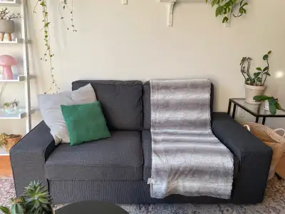 Divan Ikea Kivik en excellent état, acheté il y a quelques mois. Maison non-fumeur et sans animaux....