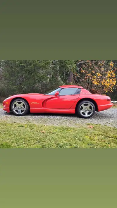 2001 Dodge Viper RT10 one of 49 in Canada owned it 20 years 20,000 kilometers on the vehicle non smo...