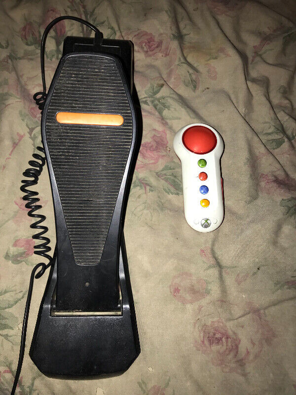 MICROPHONE AND XBOX CONTROLLER in Nintendo Wii in Kitchener / Waterloo