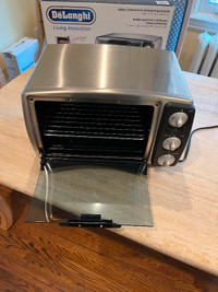 Delonghi large countertop convection oven for sale.